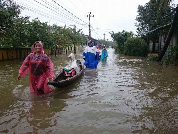 Phương tiện đi lại chủ yếu của người d&acirc;n ở v&ugrave;ng thấp trũng trong những ng&agrave;y n&agrave;y ở Thừa Thi&ecirc;n Huế.