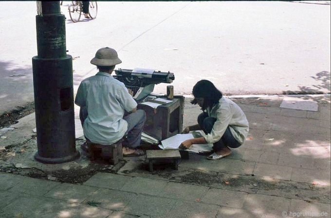 Cửa h&agrave;ng đ&aacute;nh m&aacute;y thu&ecirc;.