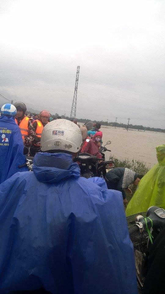 Người d&acirc;n truy h&ocirc; ứng cứu nhưng bất th&agrave;nh.