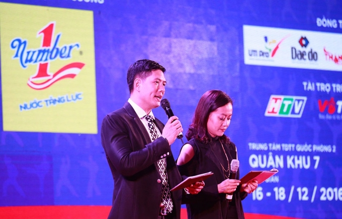 Diễn vi&ecirc;n Hồng &Aacute;nh v&agrave; B&igrave;nh Minh đảm nhiệm vai tr&ograve; dẫn chương tr&igrave;nh trong Lễ kỷ niệm.