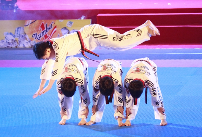 M&agrave;n biểu diễn Taekwondo của c&aacute;c em thiếu nhi H&agrave;n Quốc.