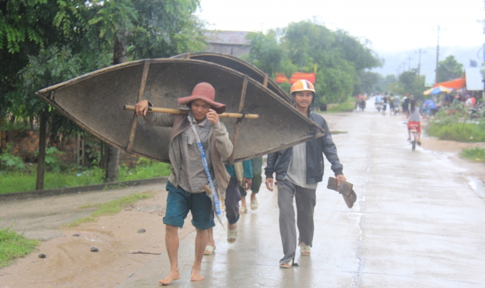 Người d&acirc;n đang chạy lũ