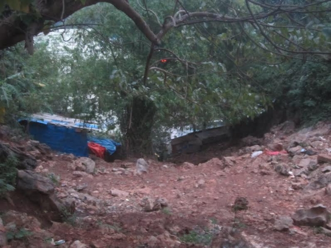 C&aacute;c kho h&agrave;ng lậu di động s&aacute;t bi&ecirc;n giới đang chờ vượt bi&ecirc;n tuồn v&agrave;o Lạng Sơn.