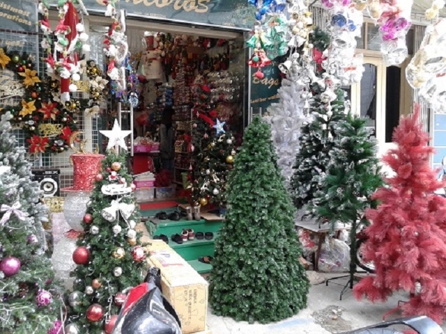 Một cửa h&agrave;ng b&aacute;n đồ Noel tr&ecirc;n đường Nguyễn Ch&iacute; Thanh với rất nhiều loại c&acirc;y th&ocirc;ng, đồ trang tr&iacute; kh&aacute;c nhau