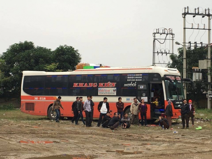 Gần 100kg ph&aacute;o lậu giấu trong th&ugrave;ng xốp trắng được vận chuyển bằng xe kh&aacute;ch.