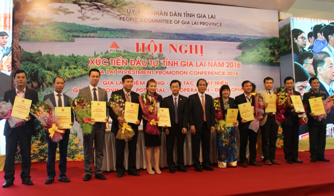 Trao chứng nhận đầu tư cho c&aacute;c doanh nghiệp đầu tư tr&ecirc;n địa b&agrave;n tỉnh Gia Lai.