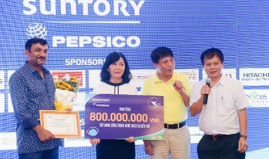 Hơn 800 triệu đồng đ&atilde; được quy&ecirc;n g&oacute;p từ SPVB v&agrave; c&aacute;c tấm l&ograve;ng v&agrave;ng, gi&uacute;p x&acirc;y dựng 10 c&ocirc;ng tr&igrave;nh nước sạch cho c&aacute;c trường tiểu học ở tỉnh Bến Tre