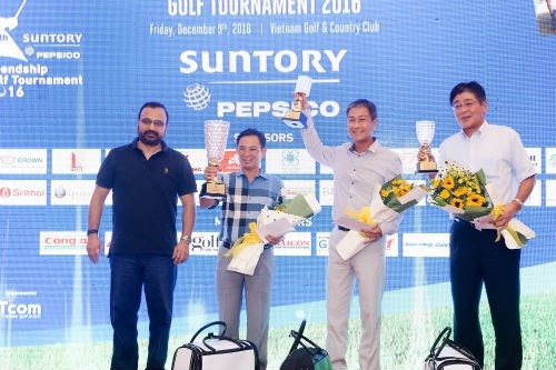 &Ocirc;ng Kaushik Mitra - Ph&oacute; Tổng gi&aacute;m đốc cấp cao phụ tr&aacute;ch t&agrave;i ch&iacute;nh - trao giải cho những g&ocirc;n thủ thắng cuộc