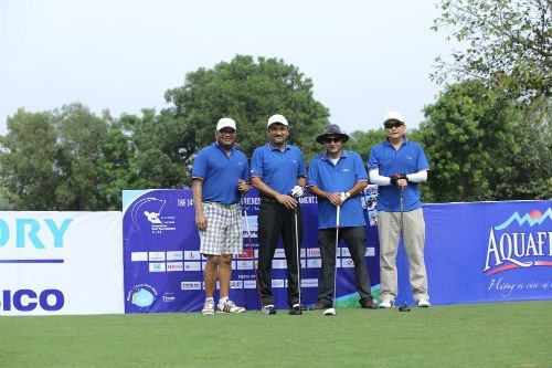 &Ocirc;ng Uday Shankar Sinha - Tổng gi&aacute;m đốc SPVB - chụp h&igrave;nh c&ugrave;ng bạn hữu trước giờ khai cuộc