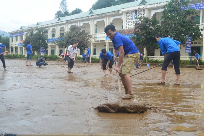 Dọn dẹp b&ugrave;n non tại Trường THCS H&agrave;nh T&iacute;n T&acirc;y (Quảng Ng&atilde;i)