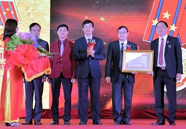 Từ những nỗ lực với chặng đường 20 năm ph&aacute;t triển, Tổng C&ocirc;ng ty CP Hợp Lực đ&atilde; được Đảng v&agrave; Nh&agrave; nước trao tặng Hu&acirc;n chương lao động hạng Nhất. (Ảnh: A.T)