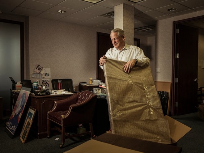 Nghị sĩ Steve Israel đ&oacute;ng g&oacute;i đồ đạc trong ph&ograve;ng l&agrave;m việc. &Ocirc;ng kh&ocirc;ng tiếp tục tranh cử kho&aacute; mới. Ảnh:&nbsp;NYT.