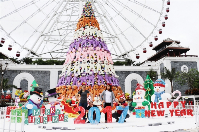 Tại khu vực trung t&acirc;m, người lớn, trẻ em sẽ thỏa sức n&ocirc; đ&ugrave;a với những b&ocirc;ng tuyết bồng bềnh, trắng muốt, chi&ecirc;m ngưỡng c&acirc;y th&ocirc;ng Noel khổng lồ được l&agrave;m bằng gấu b&ocirc;ng, lần đầu ti&ecirc;n c&oacute; mặt tại Việt Nam.&nbsp;