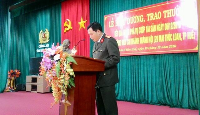 Thưởng n&oacute;ng ban chuy&ecirc;n &aacute;n bắt nghi phạm cướp ng&acirc;n h&agrave;ng ở Huế