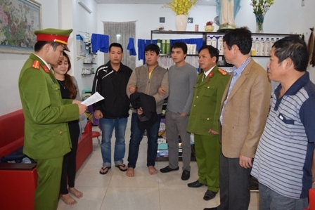 Cơ quan điều tra, C&ocirc;ng an tỉnh &nbsp;Thừa Thi&ecirc;n - Huế&nbsp;thi h&agrave;nh lệnh kh&aacute;m x&eacute;t nơi ở Đối tượng Nguyễn Ho&agrave;ng T&acirc;m.