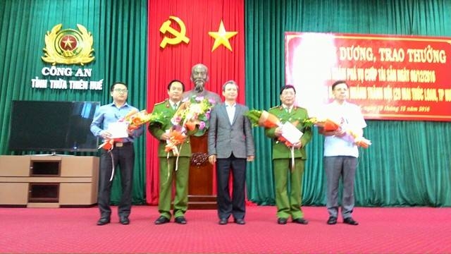 &Ocirc;ng L&ecirc; Trường Lưu, B&iacute; thư Tỉnh ủy Thừa Thi&ecirc;n - Huế (người giữa) trao thưởng cho c&aacute;c đại diện đơn vị trong chuy&ecirc;n &aacute;n.