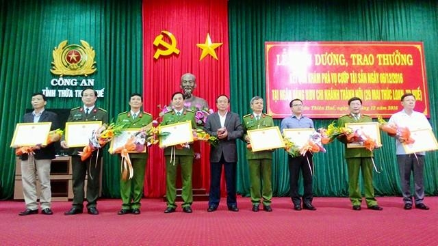 &Ocirc;ng Nguyễn Văn Cao - Chủ tịch UBND tỉnh Thừa Thi&ecirc;n - Huế (người giữa) trao hoa v&agrave; Giấy khen cho c&aacute;c đơn vị trong chuy&ecirc;n &aacute;n. (Ảnh: Đăng Hậu)