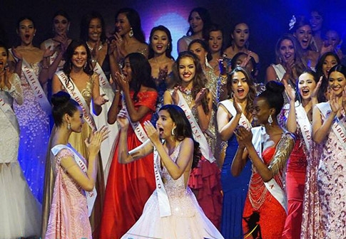 Stephanie Del Valle tỏ ra v&ocirc; c&ugrave;ng bất ngờ khi t&ecirc;n m&igrave;nh được xướng ở ng&ocirc;i vị cao nhất.