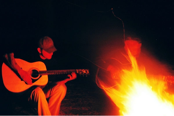 Những nghệ sĩ sẽ lu&ocirc;n ngồi tại s&acirc;n khấu, b&ecirc;n cạnh đống lửa v&agrave; biểu diễn suốt đ&ecirc;m.