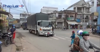 Bình Dương: Bị xe tải kéo lê hàng chục mét, 2 mẹ con nhập viện nguy kịch.