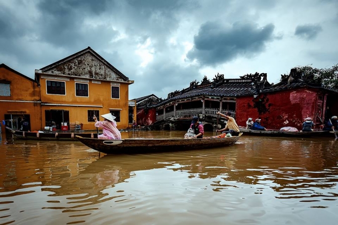 Ch&ugrave;a cầu Nhật Bản trở th&agrave;nh bến thuyền trong m&ugrave;a lũ lụt.