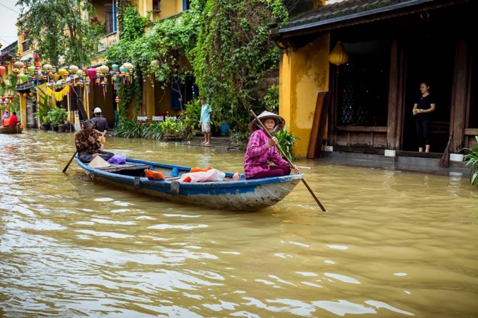 Người d&acirc;n ch&egrave;o thuyền v&agrave;o trong Phố cổ Hội An.