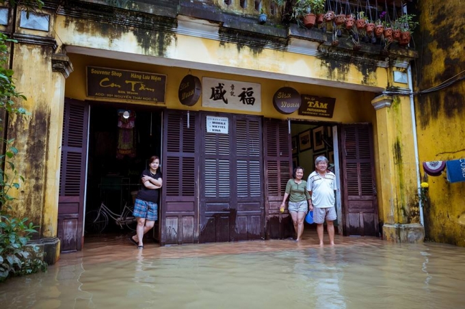 Một tiệm h&agrave;ng lưu niệm tr&ecirc;n đường Nguyễn Th&aacute;i Học.