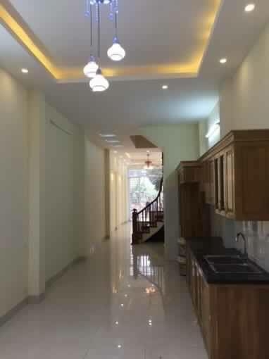 Kh&ocirc;ng gian bếp rộng r&atilde;i, tho&aacute;ng, ph&ugrave; hợp v&agrave; thiết bị cao cấp, sang trọng.