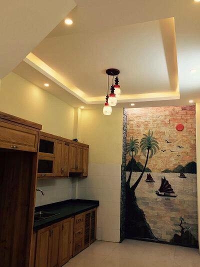 Kh&ocirc;ng gian bếp được trang tr&iacute; với bức tranh đ&aacute; gắn cố định tr&ecirc;n tường sang trọng l&agrave;m t&ocirc;n l&ecirc;n vẻ đẹp của căn nh&agrave;.