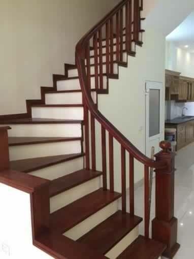 &nbsp;&nbsp; Lan can, cầu thang bằng gỗ Lim.