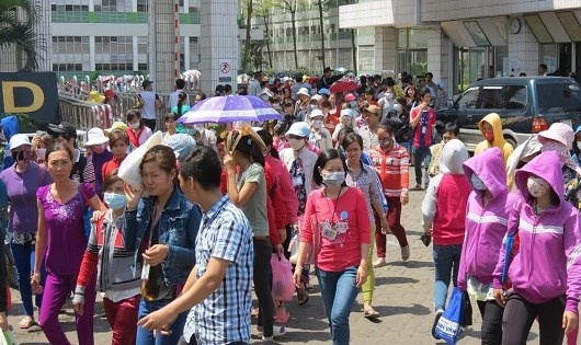 V&ugrave;ng Đ&ocirc;ng Nam bộ l&agrave; nơi c&oacute; tỷ lệ di cư cao nhất nước (trong ảnh: C&ocirc;ng nh&acirc;n tan ca tại B&igrave;nh Dương).