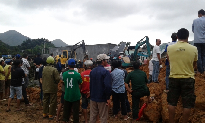 Người d&acirc;n hiếu kỳ chứng kiến vụ việc.