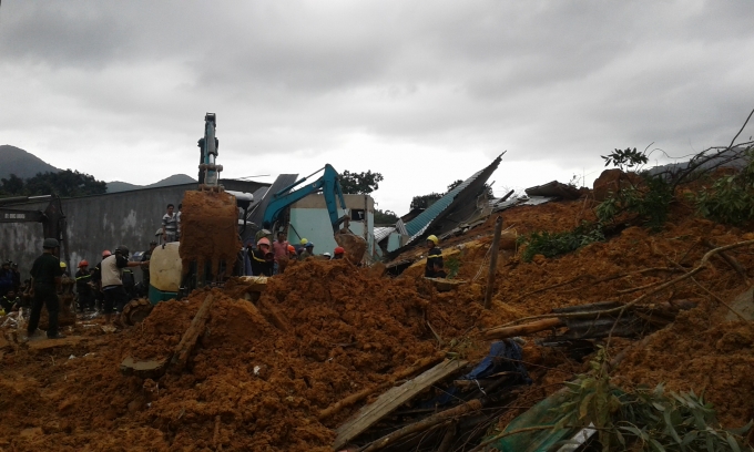 Huy động nhiều m&aacute;y m&oacute;c, thiết bị để t&igrave;m kiếm nạn nh&acirc;n.