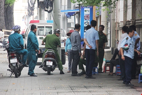 Lực lượng chức năng nhanh ch&oacute;ng c&oacute; mặt tiến h&agrave;nh điều tra vụ việc.