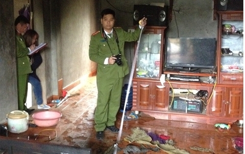 Hòa Bình: Chồng dùng xăng đốt vợ, con vì bị cằn nhằn