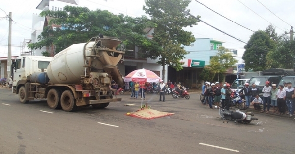 Tin giao thông Plus: Nữ nhân viên ngân hàng ngã ra đường bị xe chở bê tông cán