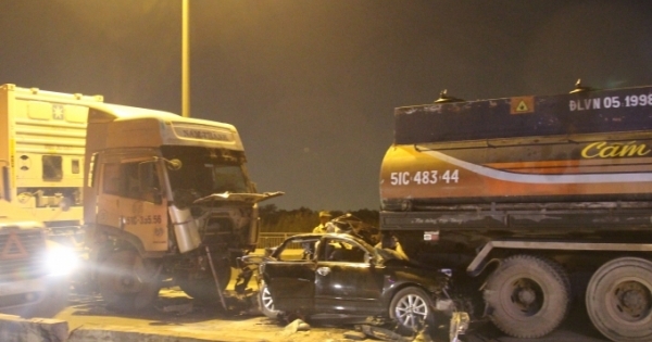 Hiện trường vụ tai nạn kinh hoàng trên cầu Phú Mỹ