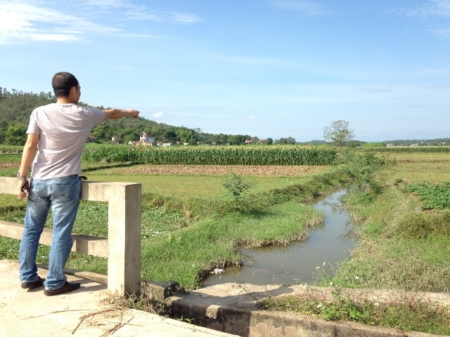 Nh&agrave; b&aacute;o Phạm Quốc Cường tại hiện trường vụ việc xảy ra (ảnh chụp năm 2013).