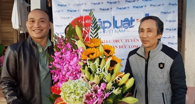 &Ocirc;ng H&agrave;n Đức Long (b&igrave;a phải) chụp ảnh c&ugrave;ng Nh&agrave; b&aacute;o Phạm Quốc Cường (b&igrave;a tr&aacute;i) - người đ&atilde; đồng h&agrave;nh c&ugrave;ng &ocirc;ng Long v&agrave; gia đ&igrave;nh trong thời gian vụ &aacute;n chưa s&aacute;ng tỏ.