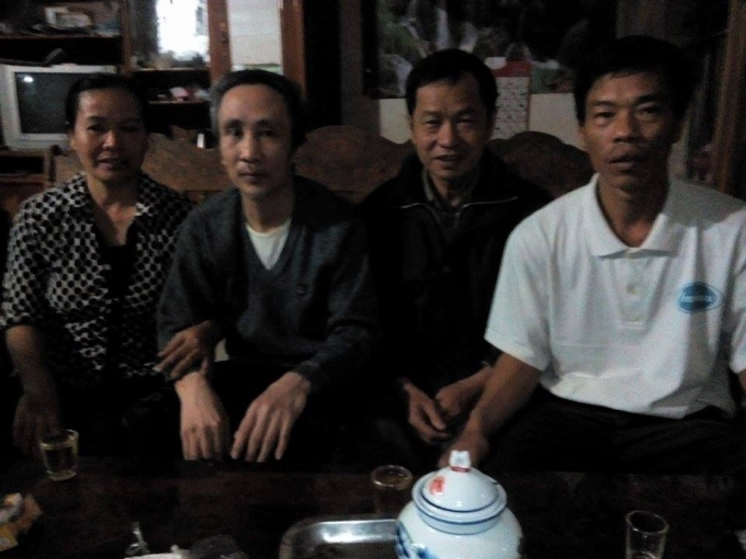 &Ocirc;ng H&agrave;n Đức Long được trả tự do, trở về b&ecirc;n vợ v&agrave; họ h&agrave;ng.