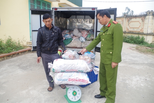 Số tang vật cơ quan chức năng thu giữ. (Ảnh C&ocirc;ng an H&agrave; Nam)