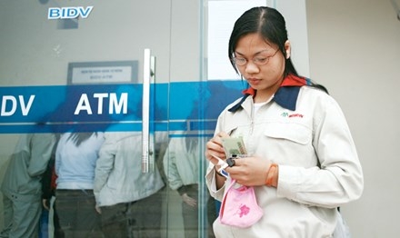 C&ocirc;ng nh&acirc;n khu c&ocirc;ng nghiệp r&uacute;t tiền lương, thưởng dịp Tết 2016. Ảnh: Như &Yacute;.