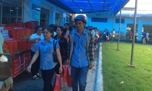 C&ocirc;ng nh&acirc;n hồ hởi nhận qu&agrave; v&agrave; tiền thưởng Tết nguy&ecirc;n đ&aacute;n 2016. Ảnh: Mạnh Thắng.