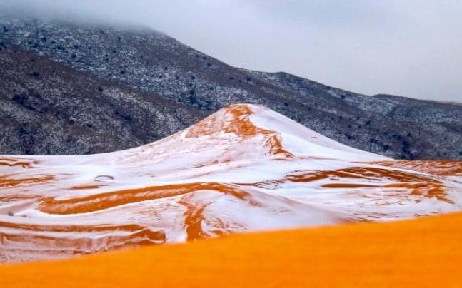 Trước đ&oacute;, v&agrave;o năm 1979, thị trấn Ain Sefra hay c&ograve;n được gọi l&agrave; &ldquo;C&aacute;nh cổng tới Sahara&rdquo; đ&atilde; chứng kiến một trận tuyết rơi k&eacute;o d&agrave;i chỉ trong nửa giờ đồng hồ.