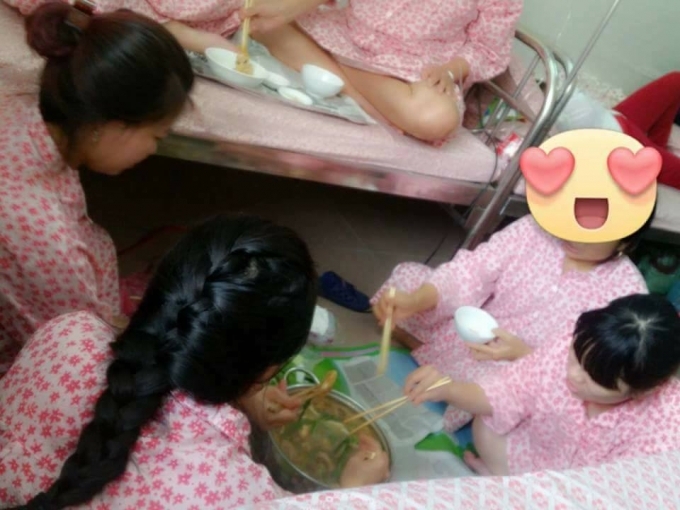 Những b&agrave; bầu v&ocirc; tư ngồi ăn lẩu chờ đến gi&acirc;y ph&uacute;t sinh em b&eacute;. (ảnh Facebook)