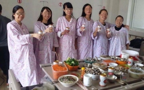 Thậm ch&iacute; những b&agrave; bầu n&agrave;y c&ograve;n thản nhi&ecirc;n uống bia. (ảnh Facebook)