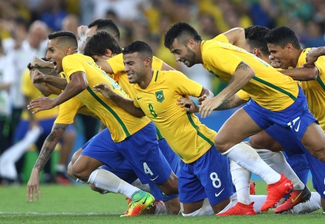 Brazil lần đầu v&ocirc; địch Olympic. Neymar thực hiện th&agrave;nh c&ocirc;ng quả lu&acirc;n lưu quyết định, gi&uacute;p đội chủ nh&agrave; đ&aacute;nh bại Đức 5-4 (h&ograve;a 1-1 sau 120 ph&uacute;t) trong loạt đấu s&uacute;ng ở trận chung kết m&ocirc;n b&oacute;ng đ&aacute; nam Thế vận hội 2016. Đ&acirc;y l&agrave; danh hiệu lớn duy nhất m&agrave; b&oacute;ng đ&aacute; Brazil c&ograve;n thiếu.&nbsp;                B&ecirc; bối khiến Sam Allardyce mất chức HLV tuyển Anh. HLV 62 tuổi buộc phải rời nhiệm sở chỉ sau 67 ng&agrave;y tr&ecirc;n cương vị thuyền trưởng của