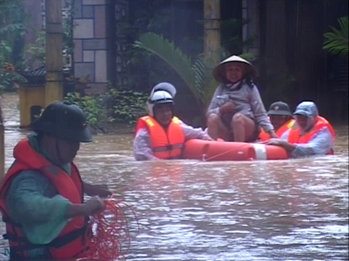 Bộ đội Bi&ecirc;n ph&ograve;ng di d&acirc;n đến nơi an to&agrave;n.
