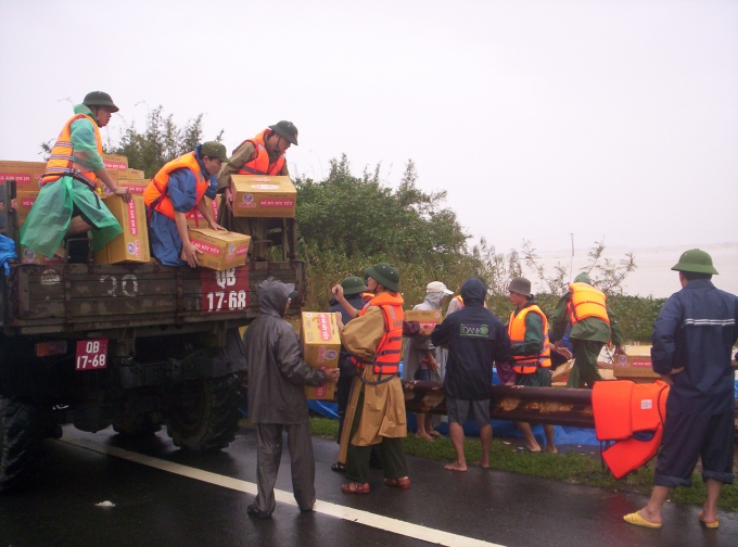 Bộ đội Bi&ecirc;n ph&ograve;ng TT-Huế cứu trợ cho nh&acirc;n d&acirc;n v&ugrave;ng lũ huyện Ph&uacute; Vang.