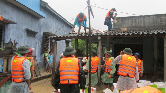 Bộ độ Bi&ecirc;n ph&ograve;ng gi&uacute;p d&acirc;n chằng chống nh&agrave; cửa khi m&ugrave;a mưa b&atilde;o đến.